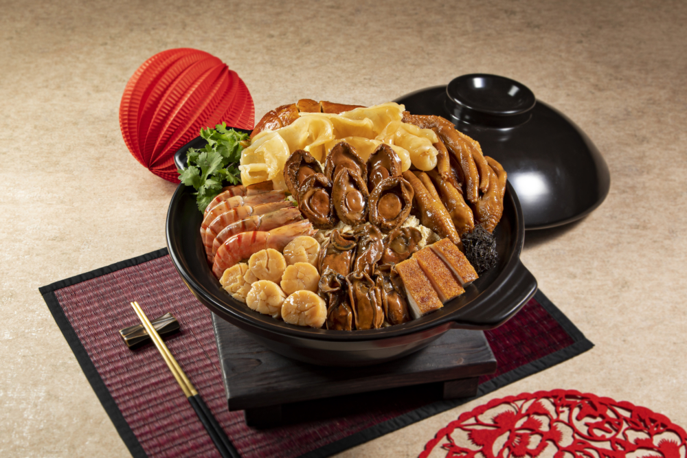 九龍酒店龍逸軒鮑羅萬有喜慶盆菜 (6位用)。