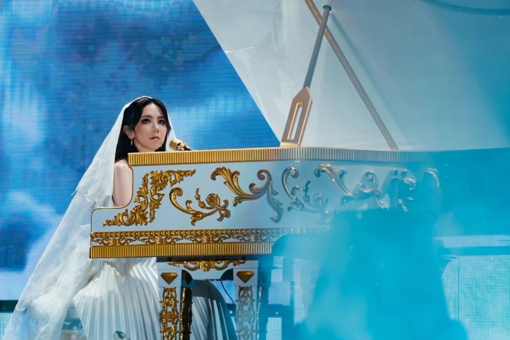 鄧紫棋穿着婚紗彈琴，自彈自唱大展才華