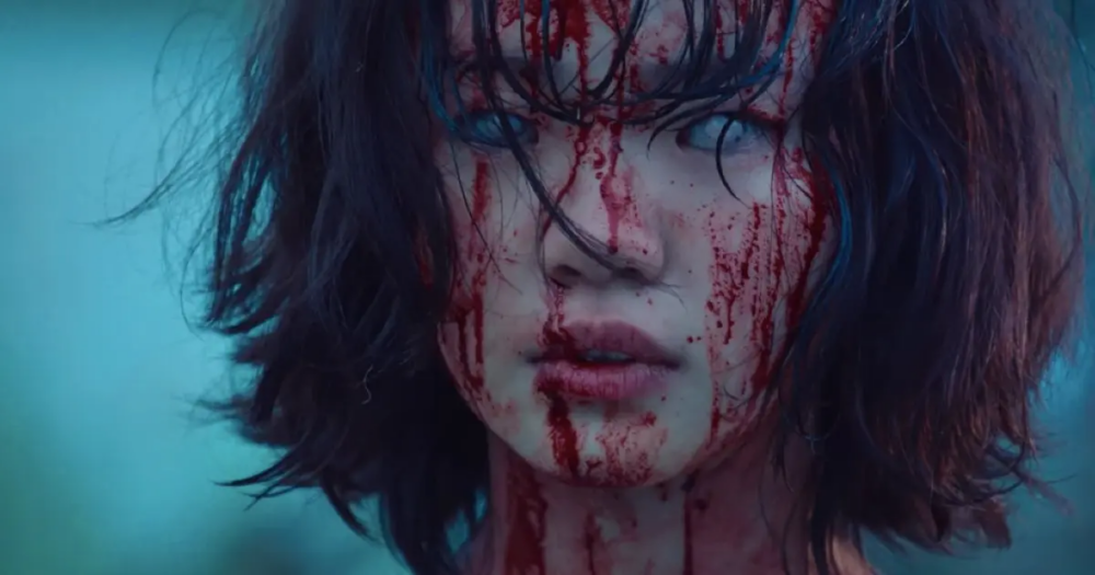 金是兒飾演的神秘女子，感染後眼珠呈現霧白色～