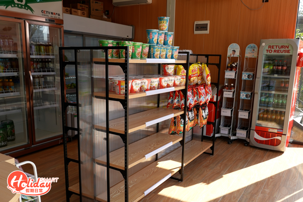 營地內設有士多，有杯麵，薯片零食，日常用品及各款酒精及非酒精飲品出售，也有公共廚房讓客人更方便處理所需食材。