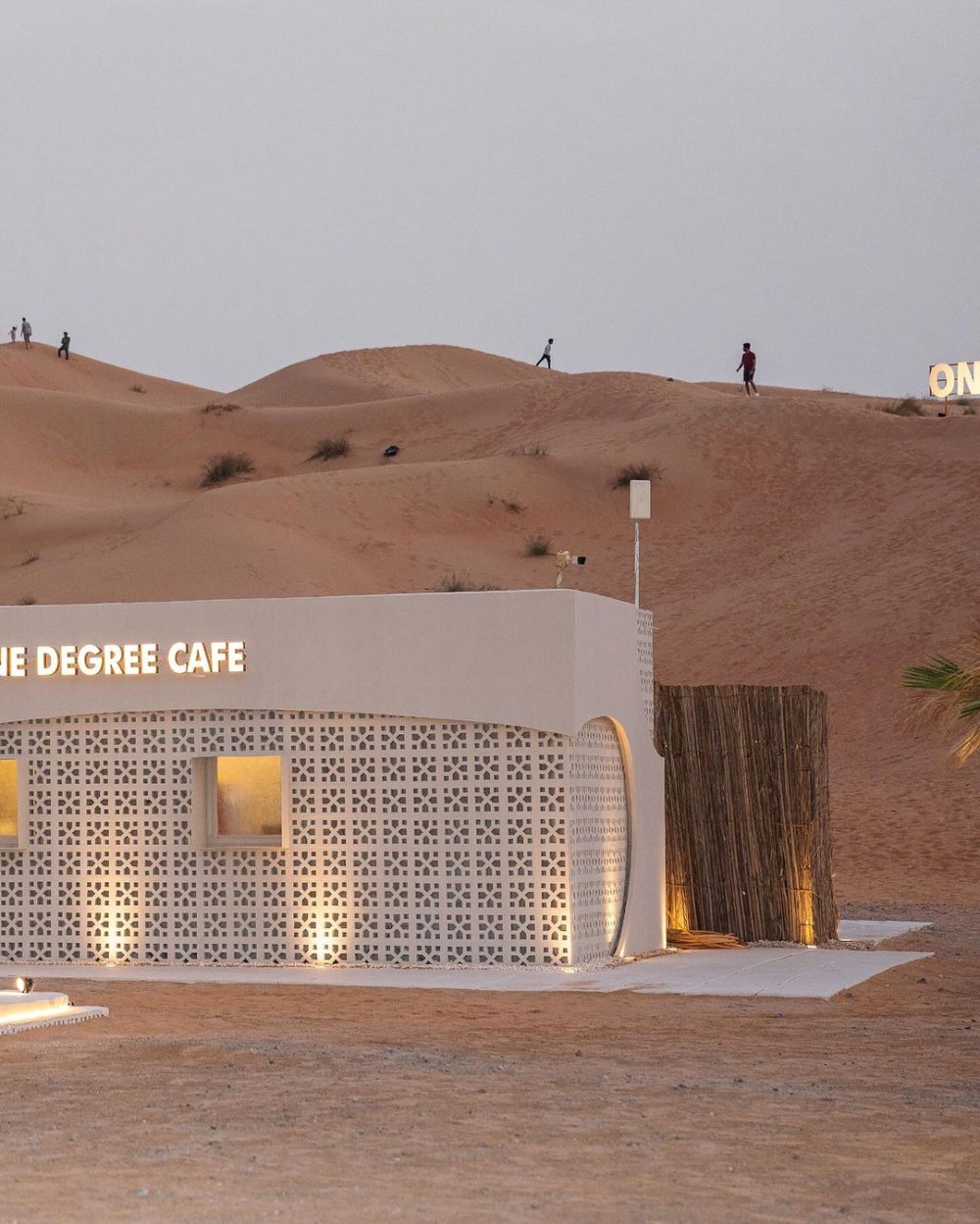 晚上Cafe裝飾燈亦會亮起，氛围感十足