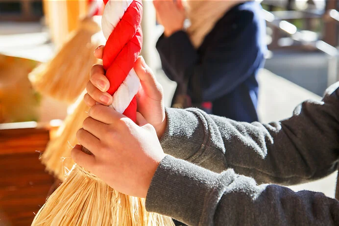 搖晃鈴繩,以喚醒神明來聆聽自己的願望。