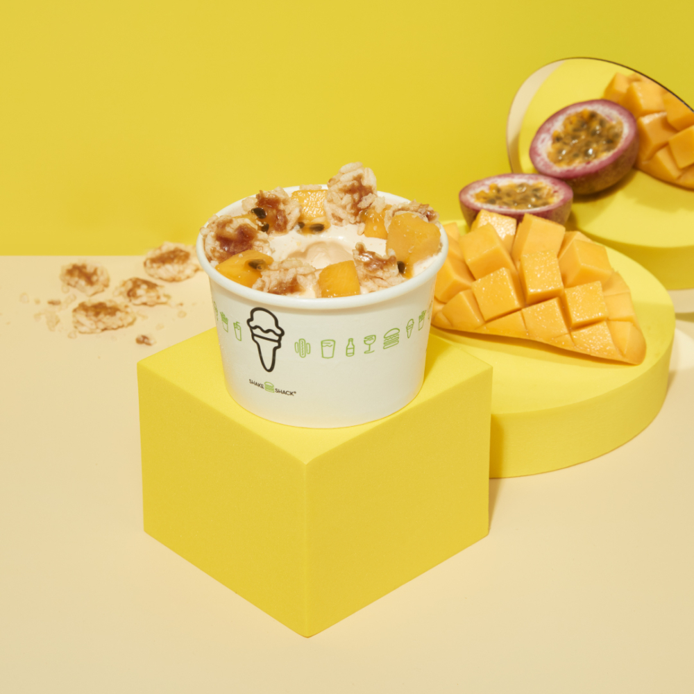 「芒果百香果」香草凍卡士達搭配百香果、柚子及新鮮芒果，並配上酥脆的泰式米餅～