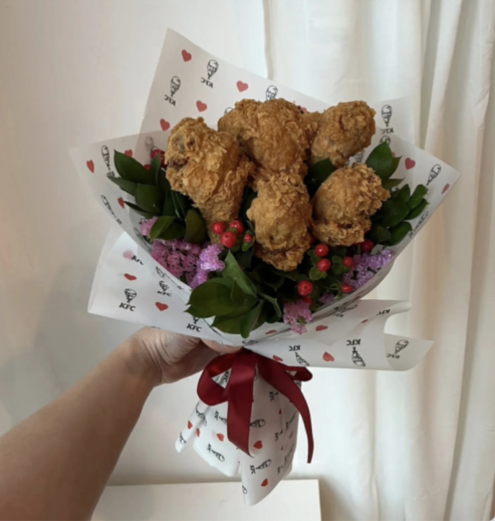 KFC決定承包婚禮上的一半飲食費用,並設計一束炸雞捧花送給新娘。