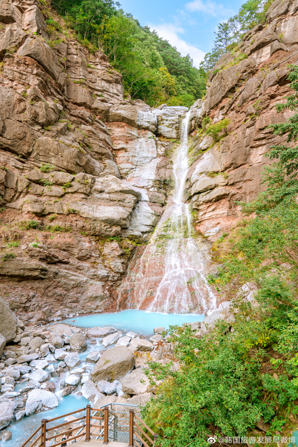 溪水呈現出超級漂亮的翡翠色！