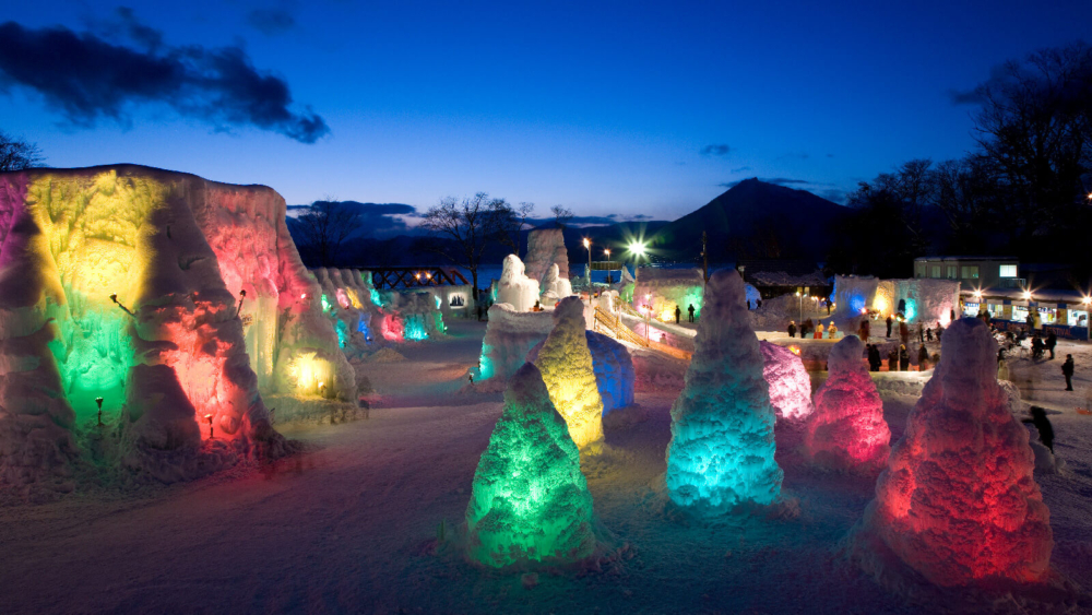 雪雕以支笏湖的湖水，以高壓水柱噴射並冷凍後慢慢形成～