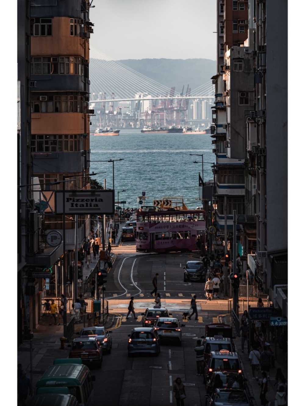 原來喺籃球場影向海旁,就會影到一張街景,但構圖有海、有車,兩旁仲有舊式嘅樓宇