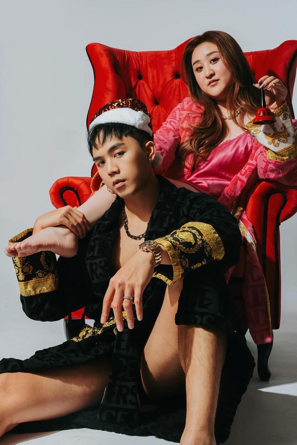 有健身習慣嘅伍富橋亦展示咗佢嘅健美身材，尤其係佢壯碩嘅胸肌，Shirley都有以低胸造型出鏡