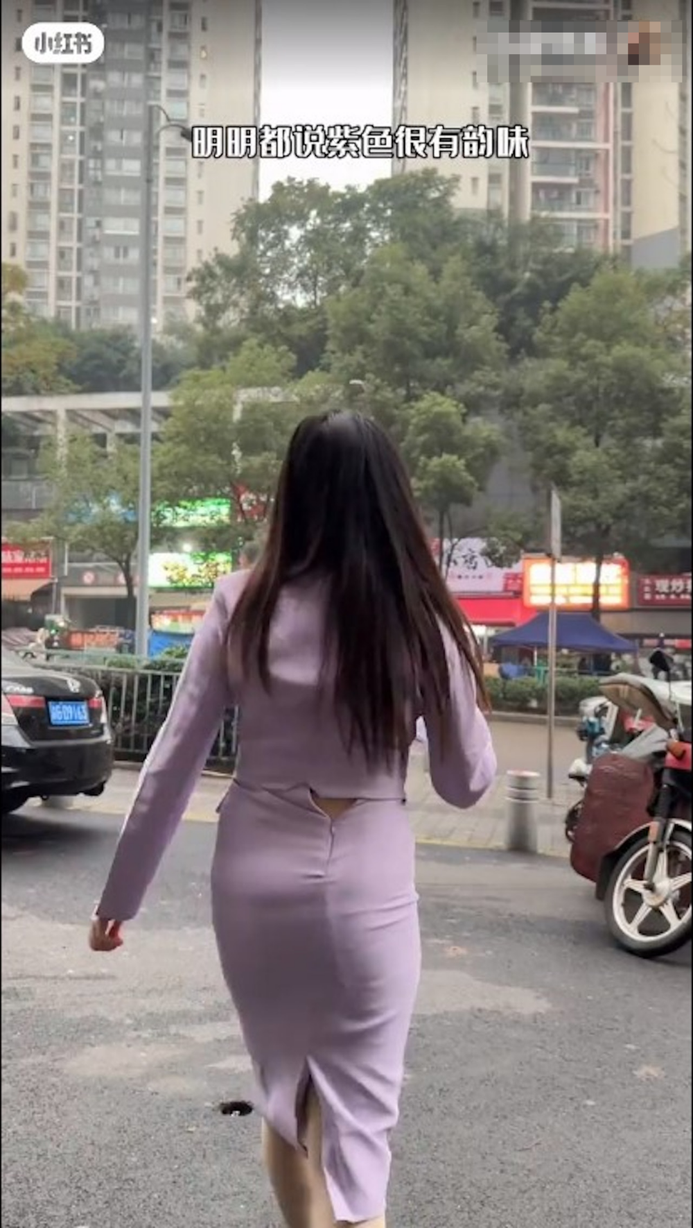 該名網紅穿上「高Ling裝」後身材缺點盡現