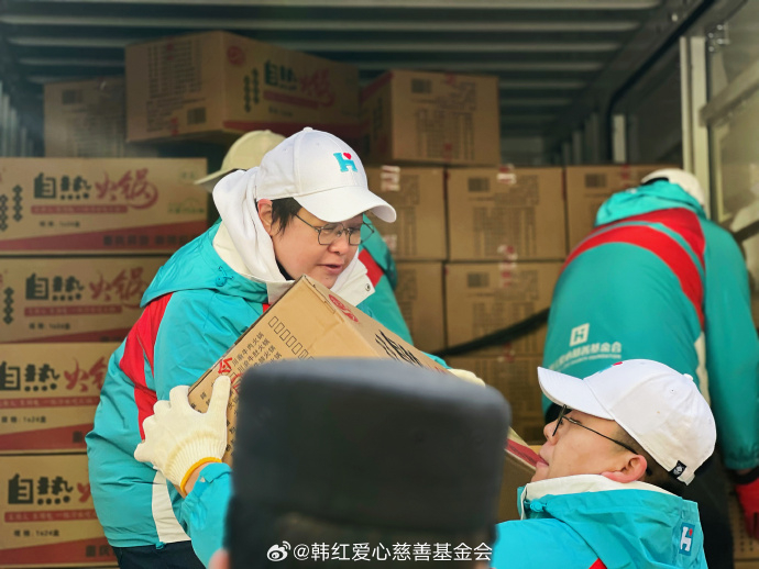 由於甘肅12月冰天雪地，當地極其寒冷，像韓紅等人去救災都穿得非常厚