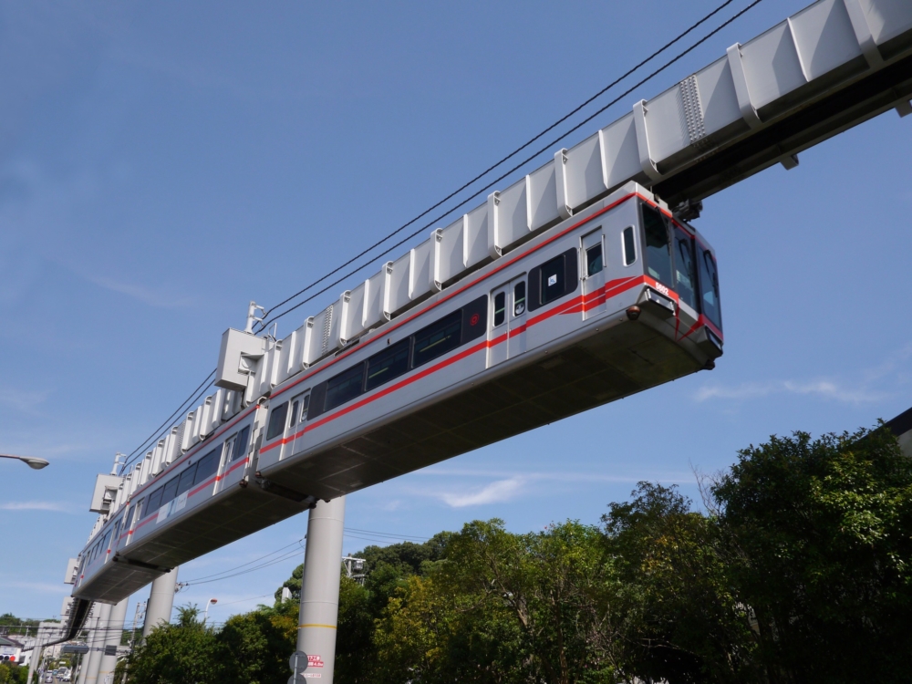 日本唯二的罕見懸掛式電車，主要行駛在大船站至湘南江之島站之間，全程只需14分鐘！