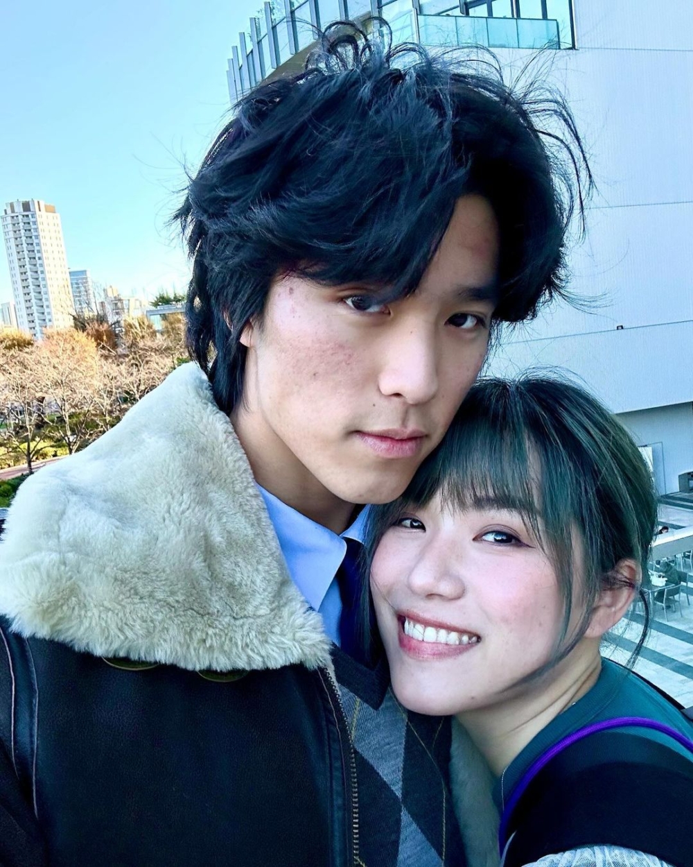 合照中兩表姊弟姿勢更加親密，頭貼頭仲挨心口，難免經常惹人誤會是情侶。