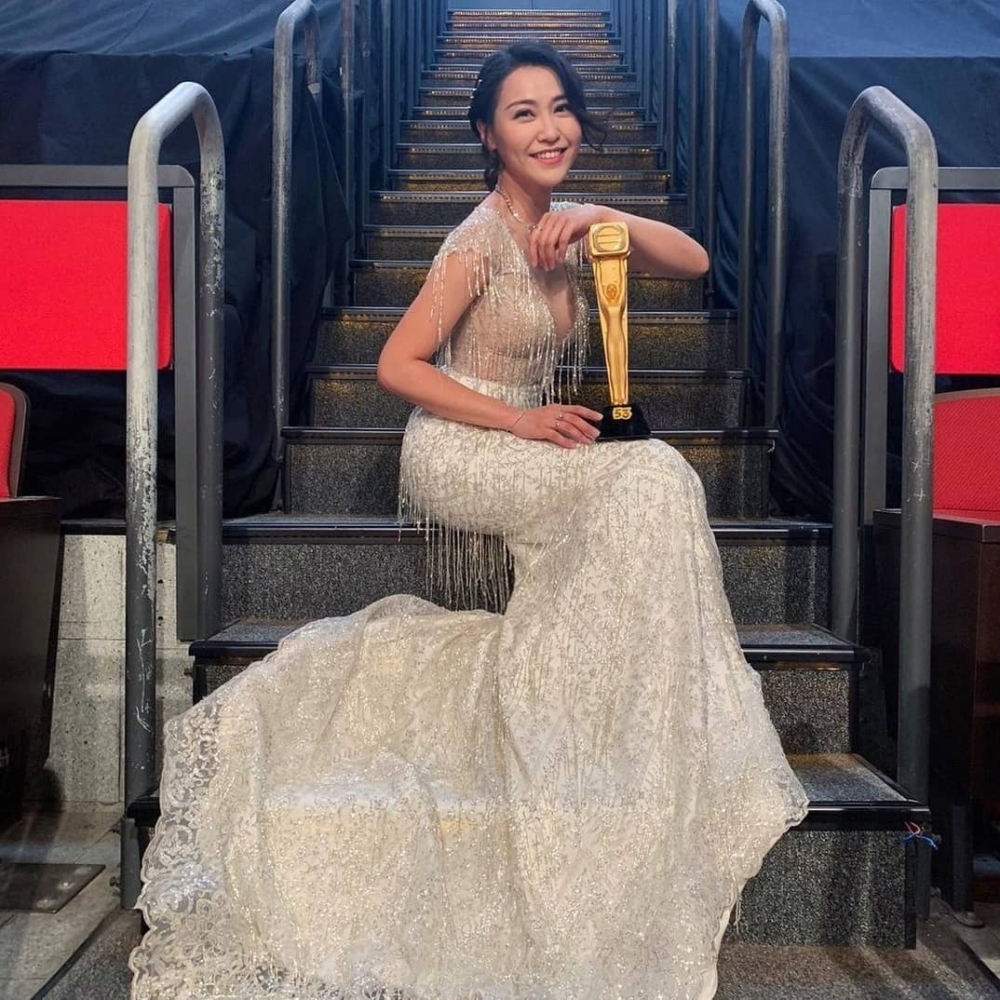 前《東張西望》主持黃穎君之前轉做政府工，人工更一度成為熱話