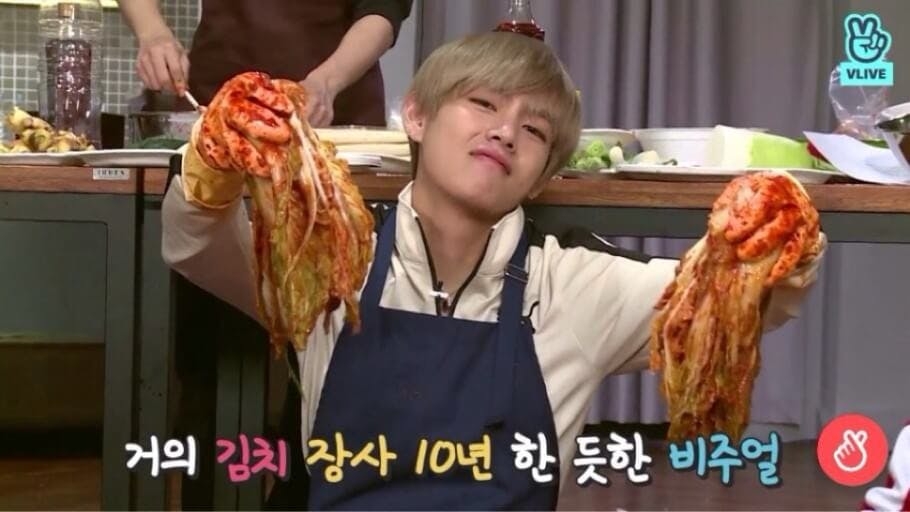 扁平嘅筷子就方便切斷泡菜