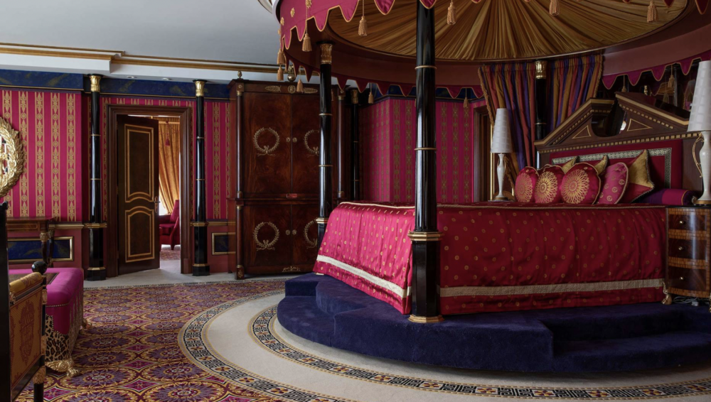 參與嘅遊客可以欣賞總統皇家套房內奢華嘅佈置同壯麗嘅景色。