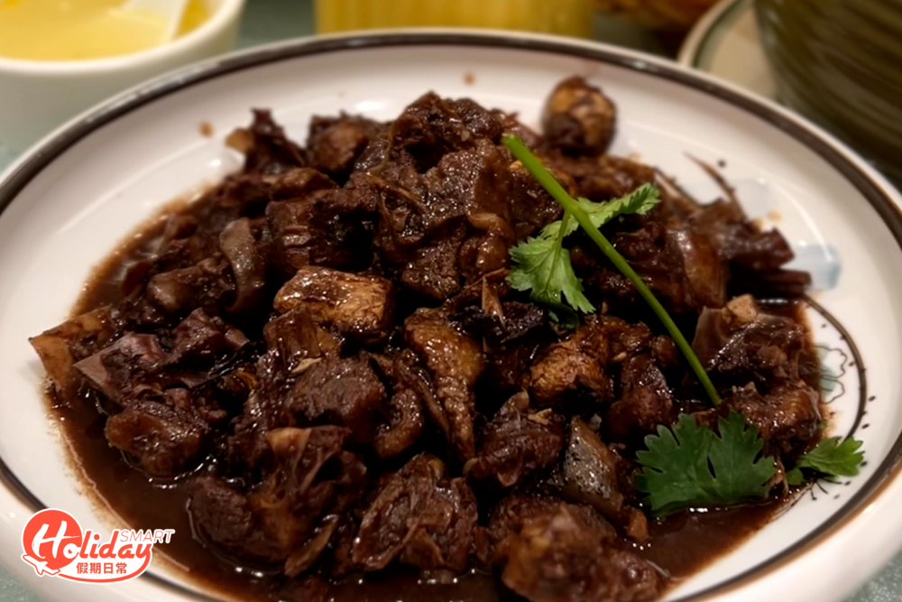 另外必食「⾺崗狗仔鵝」選⽤飼養超千⽇的老鵝爲主料,將其砍成塊、炒⽩鍋,加入薑塊、南乳等配料⼀同燜熟,入⼝口感豐富,更帶有薑味。