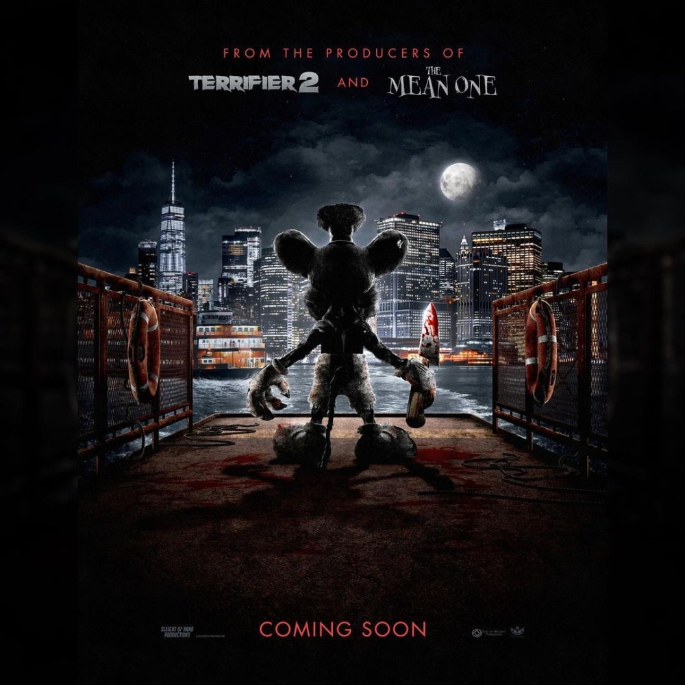 手持刀的癲狂米奇準備對郵輪乘客大開殺戒！