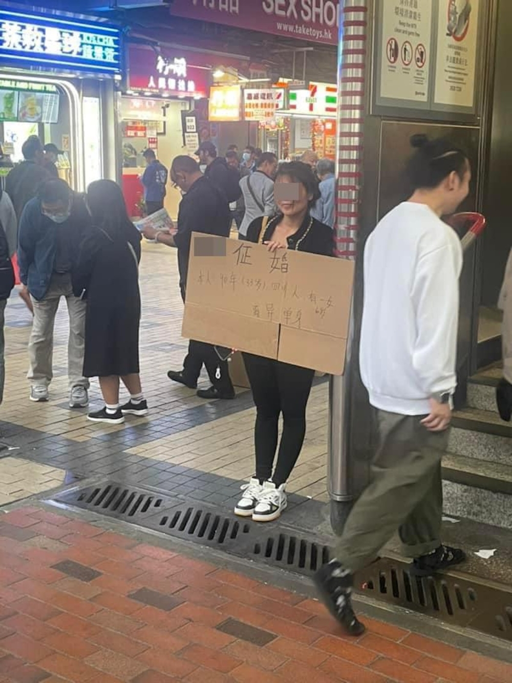 近日「連登討論區」上有網友開Po,上傳了一張在深水埗鴨寮街街頭拍下的照片。