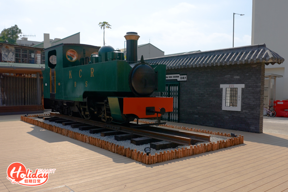 中英街花園也設立一個模仿香港舊式火車站，還原1:1的火車頭模型及復古車站牆身，加上園內更種上櫻花樹等不同植物，也是個打卡熱點！