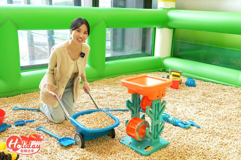 在彈床旁的堆沙池。