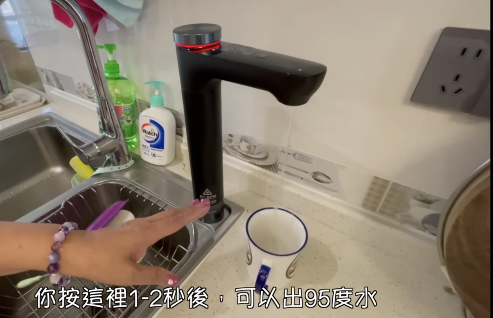 即熱淨水器，接駁於洗手盆水喉位置過濾有害物質
