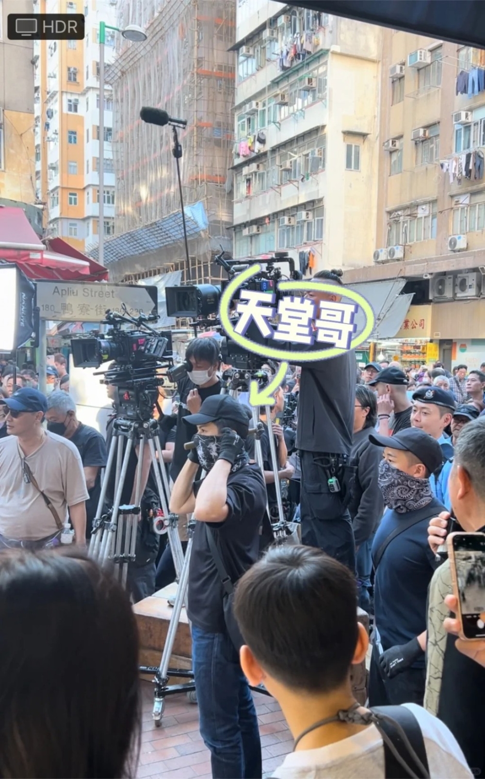 途人以為發生真正劫案,並誤認袁偉豪是「蒙面刀匪」!