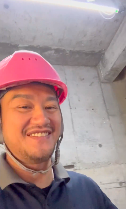 這次是戴了只有升了職才會戴的粉紅色頭盔