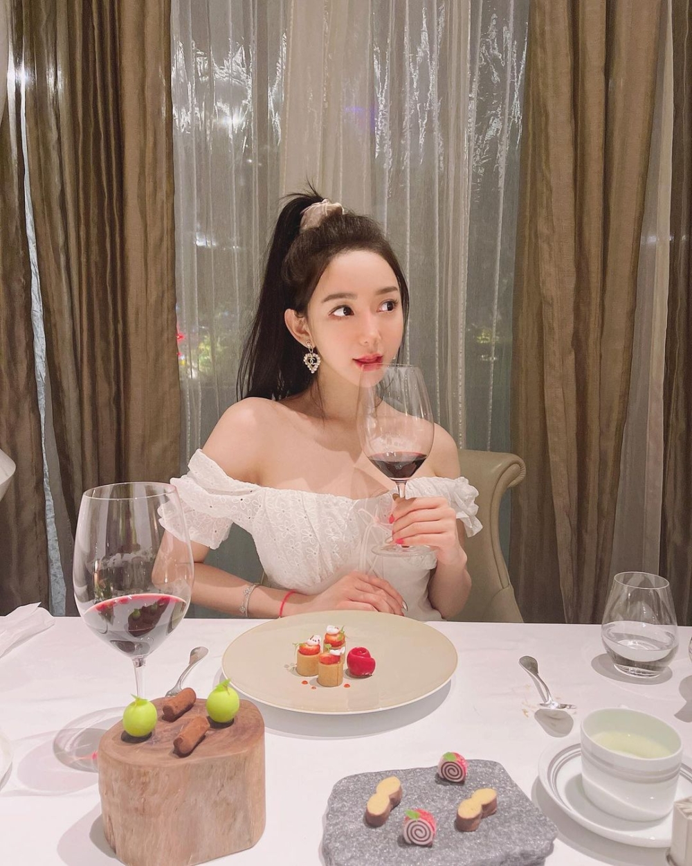 Cammi經常出入米芝蓮餐廳、五星級酒店