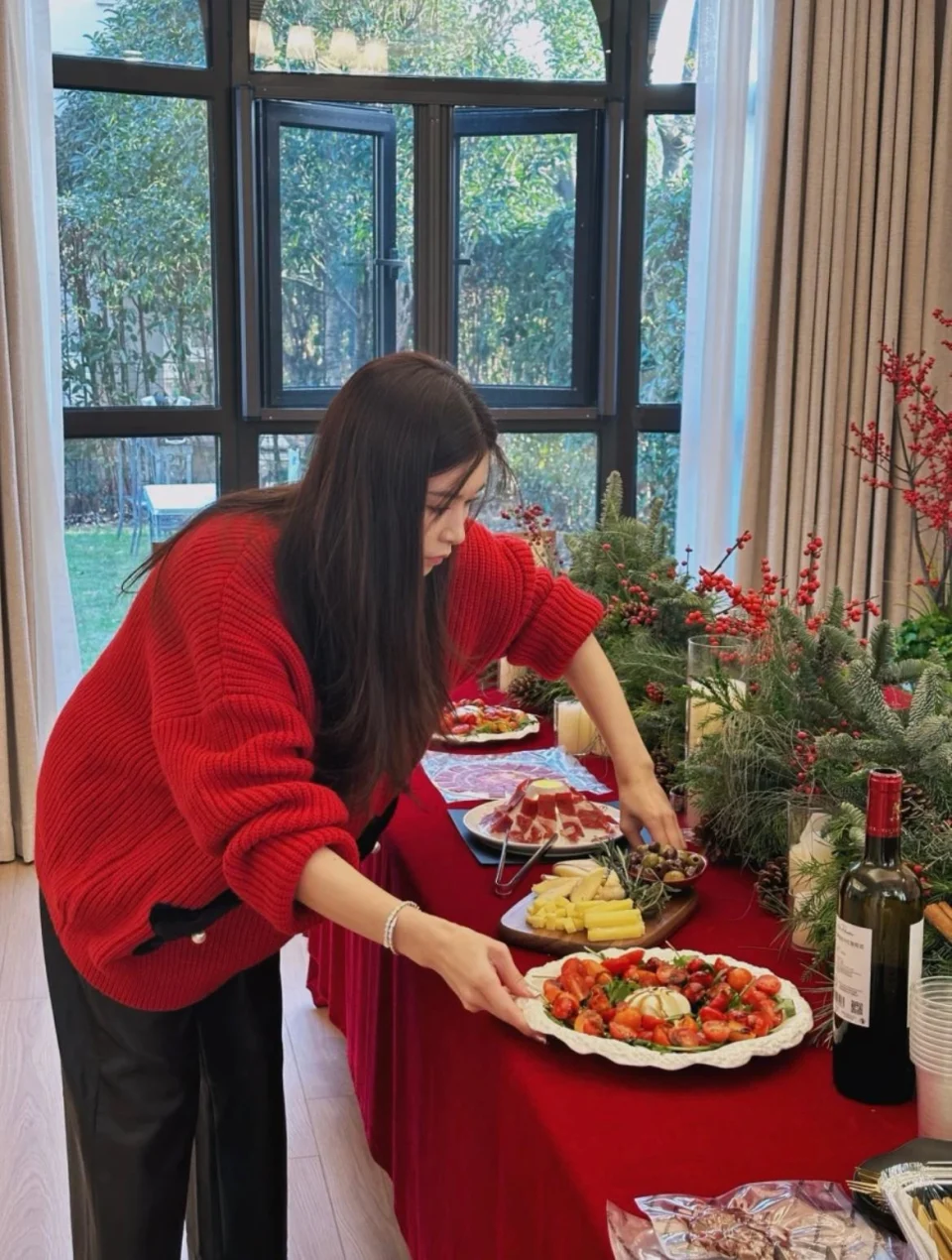 更邀請了花藝師到家進行佈置