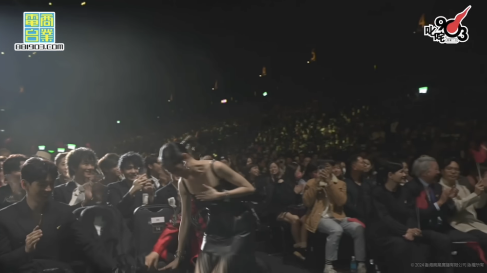 陳蕾最後起身拎「我最喜愛的女歌手」時，不慎整跌外套