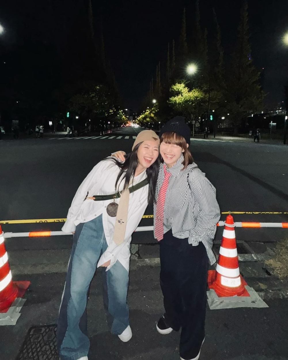 今次佢嘅旅伴係《膠戰》拍檔阿正