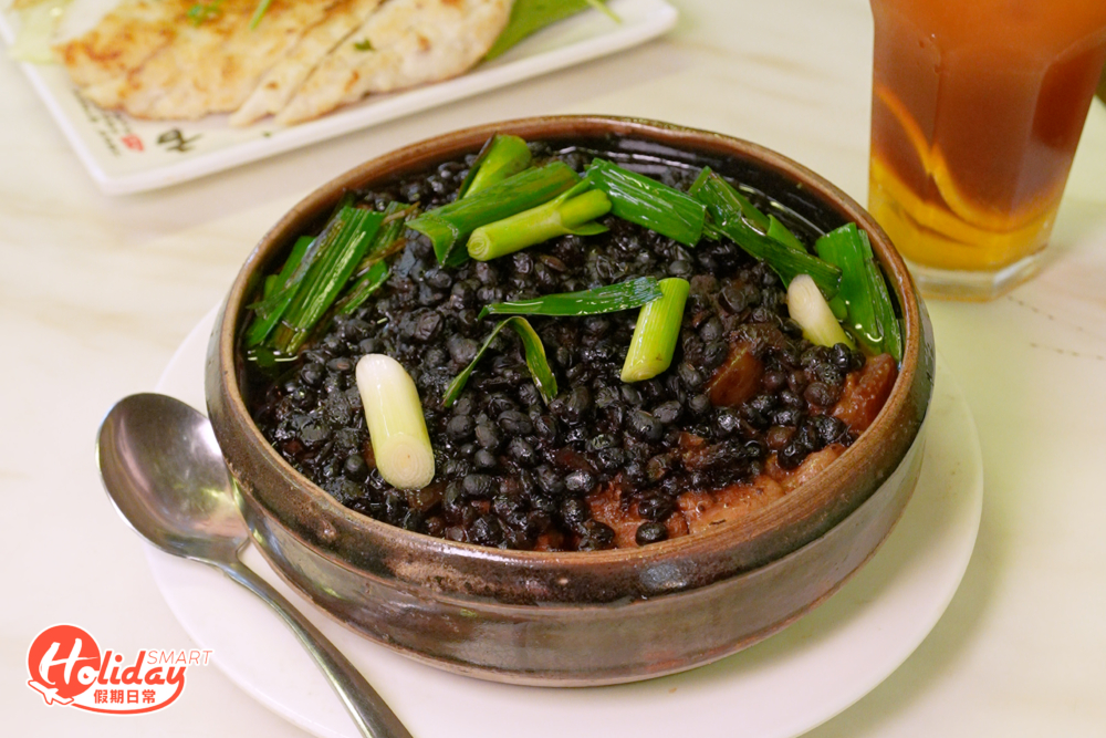 必食客家人代代相傳的傳統菜式「豆豉炆豬肉缽」，鬆軟的豬肉充分吸收了豆豉和薑片香，食落入口即化，配上生菜同食，是完美的米飯殺手！