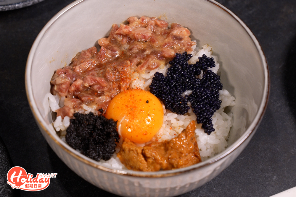 招牌真理丼結合了松露、和牛、海膽,攪拌中已聞到陣陣鮮香味。