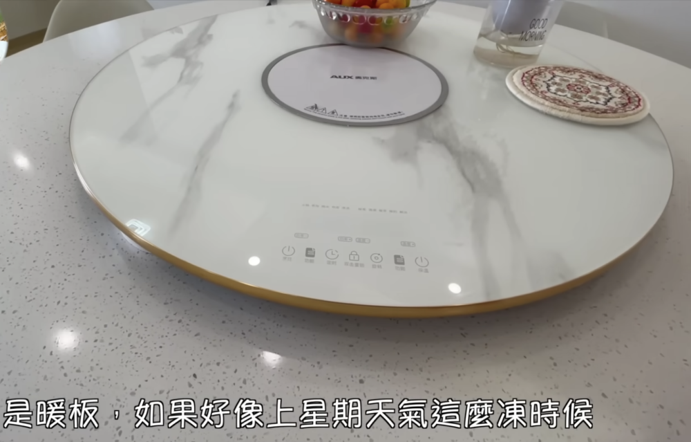 暖餸板功能多多，吃飯時把餸菜放在上面能夠保持飯餸溫度