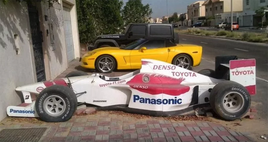 杜拜街頭與路邊亦不難看到沾滿灰塵的高價位車款