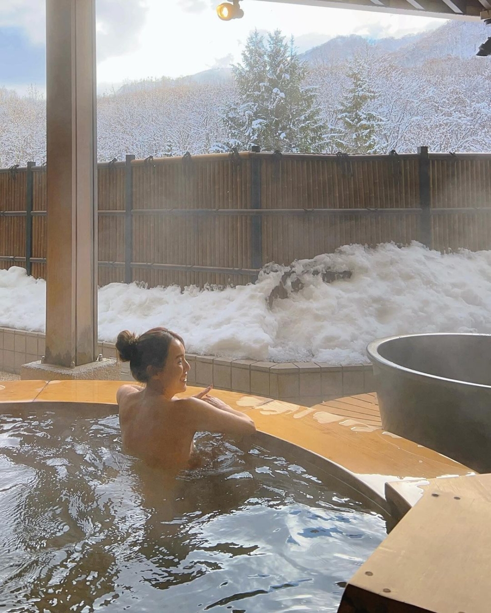 楊洛婷也分享了一張浸溫泉的背影照