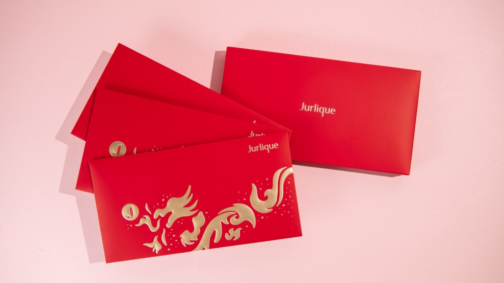 Jurlique推出限量版龍年新春利是封,將朝氣勃勃的金龍活靈活現地呈現在喜氣洋洋的利是封上。