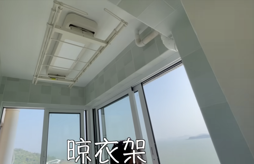 這個電動晾衣架妻子用完馬上大讚，皆因它除了可以自由調節升降高度節省空間