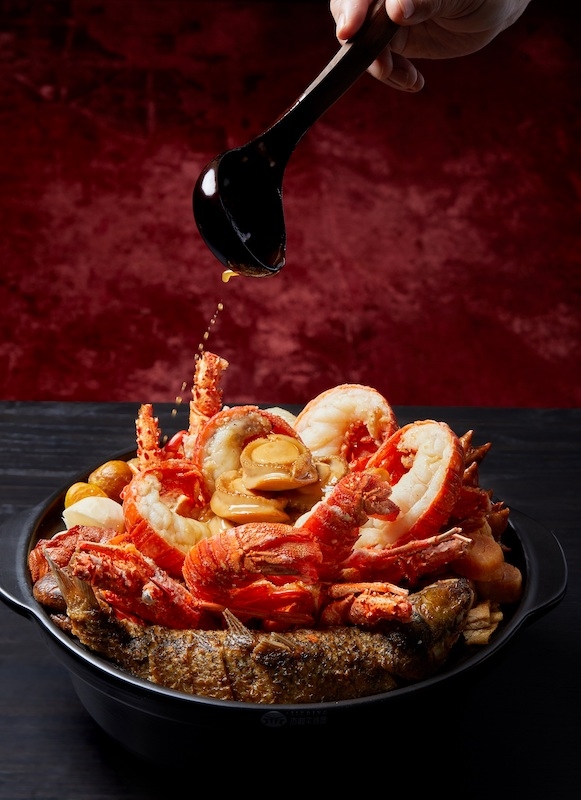 香港瑰麗酒店豐盛賀年龍蝦海味盆菜。