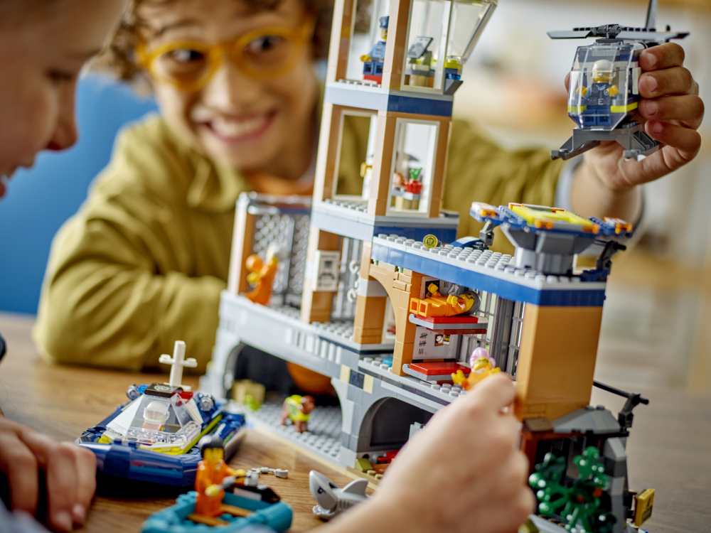 沙田店的玩家則扮演獄警搜索囚犯留下的蛛絲馬跡，追捕蓄謀已久的逃犯們，樂高警察需搜索他們留下的蛛絲 馬跡，並將他們追捕送回監獄島。