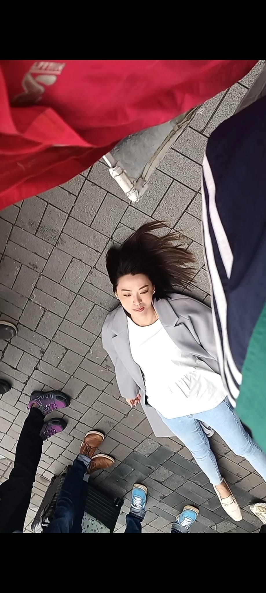 近日有網民在網上分享煒哥躺在街上的照片,這些照片隨後引發了廣大網民的討論。