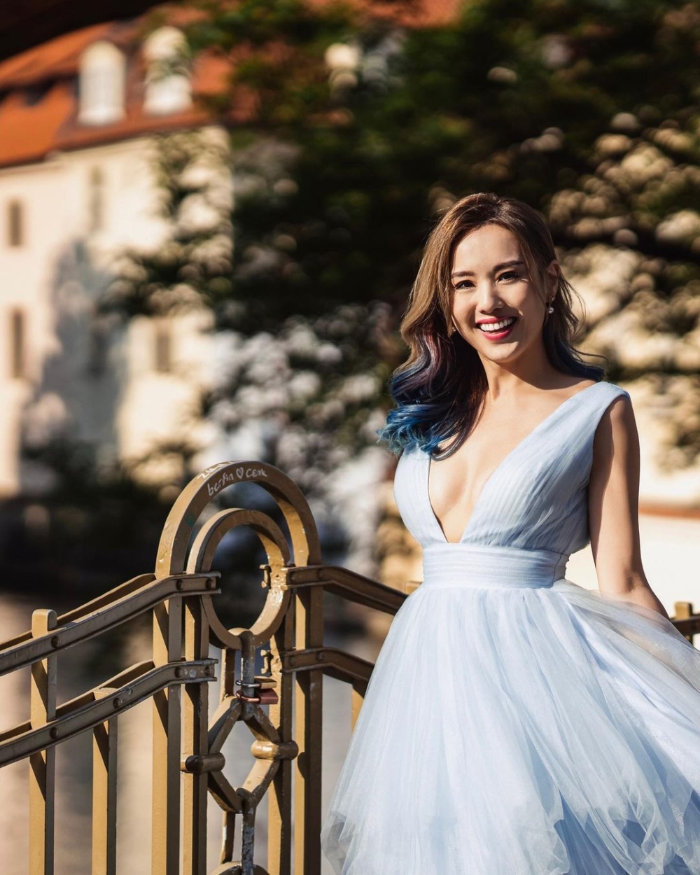 楊洛婷又更新帖文的留言，特意強調了自己浸溫泉的照片已獲許可拍攝