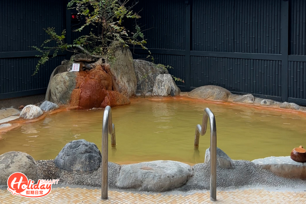 這邊提供的溫泉為碳酸氫納泉水，有助滋潤皮膚與促進新陳代謝。