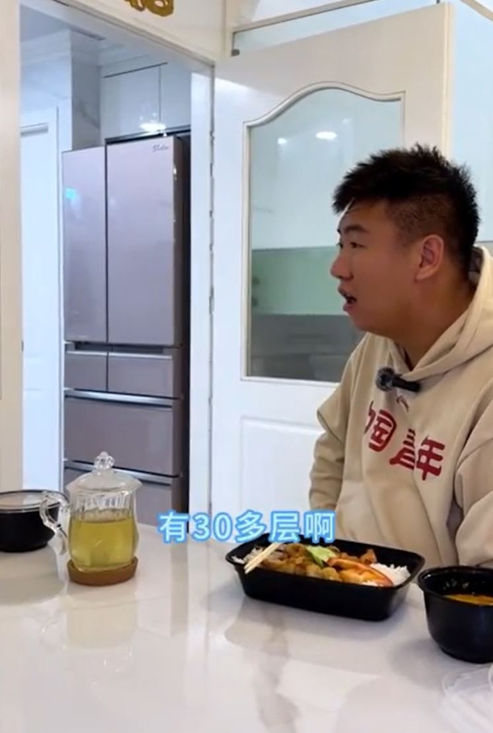 林先生指自己另有30多層樓收租，月入數十萬元