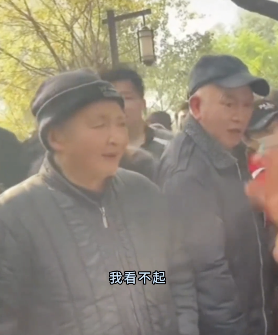 佢指唔會接受工資只有7、8千嘅男士:「我看不起」,圍觀伯伯十分無奈