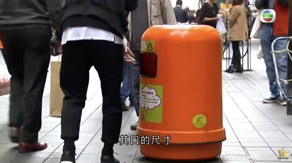 於路邊或其他公共空間設置的廢屑箱棄置垃圾，毋須使用指定袋包妥或貼上指定標籤。