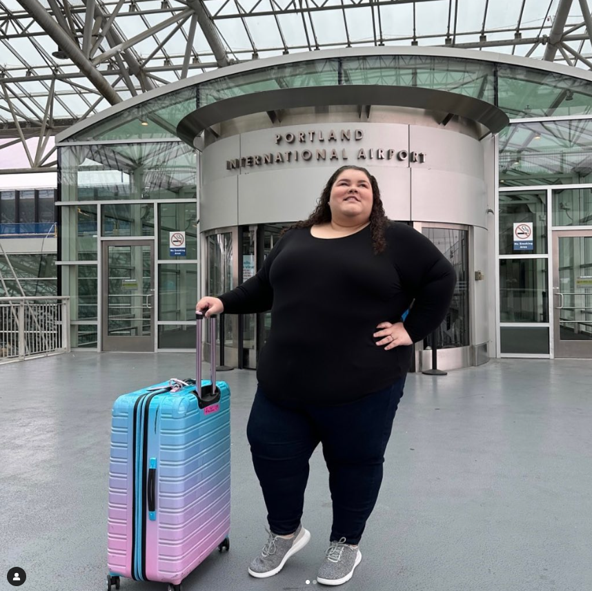 這位34歲的特大碼網紅,早前為了能夠舒適的前往旅行目的地特意買了兩張機票