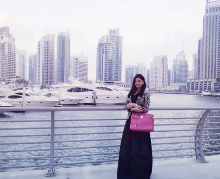 晒晒本身係新疆人,10年前被家人送到杜拜留學,畢業後佢亦嫁畀當地富豪
