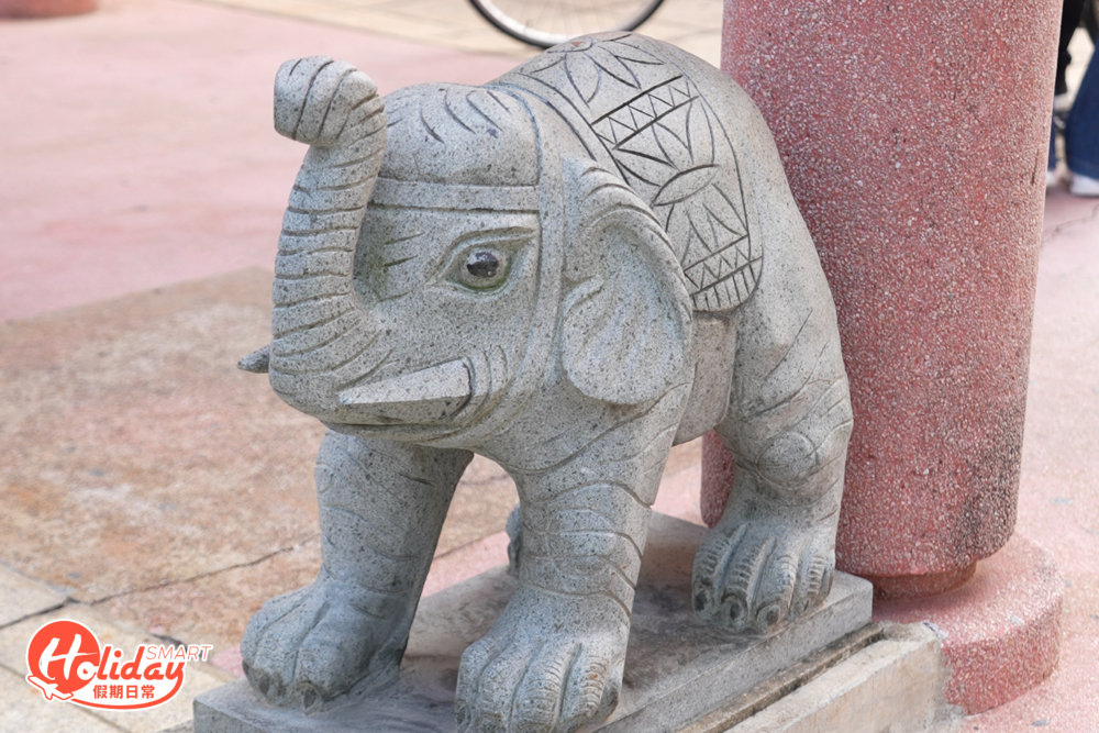 遊人來到可以摸摸「福祥象」，相傳摸象鼻向上的一隻可吸收財氣及好運，摸象鼻向下的一隻則把財氣及好運收好！