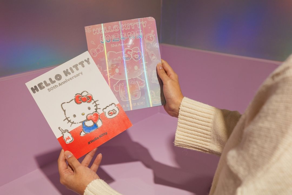 「疊色手作收藏小卡」體驗區可以親自幫Hello Kitty填上顏色！